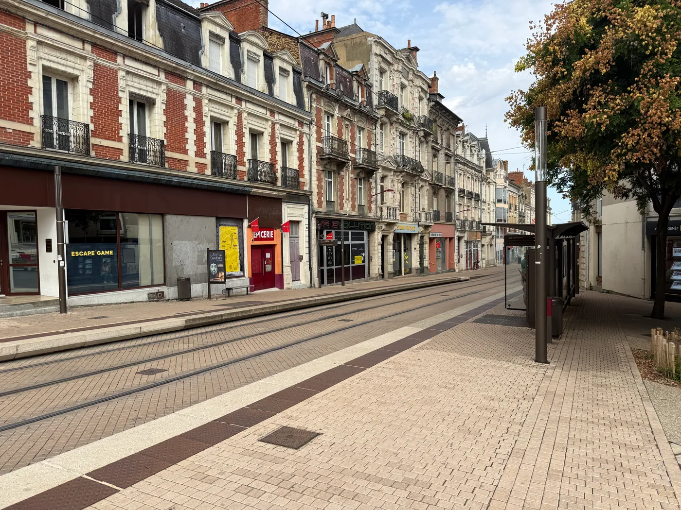 La rue et la station de tramway Éperon, près de la Cité Plantagenêt au Mans