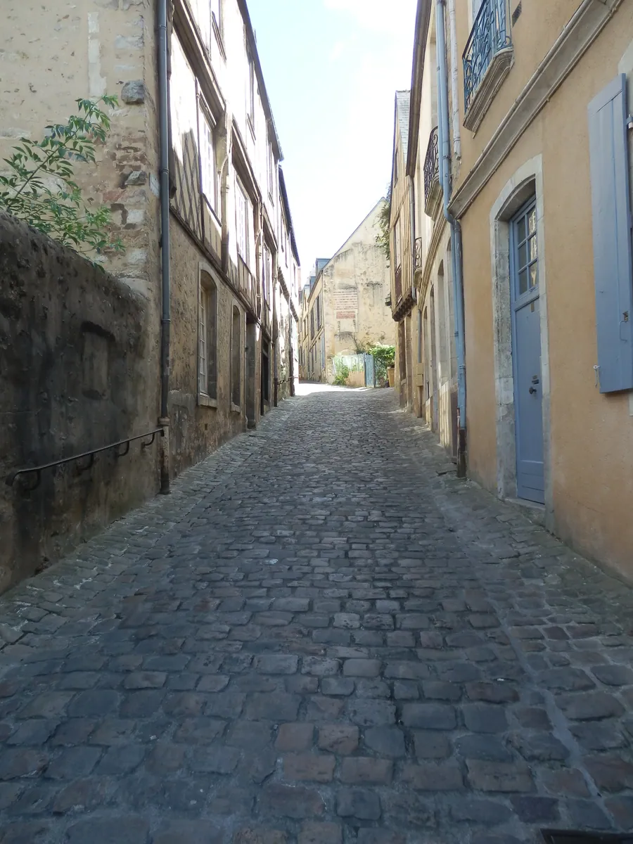 La rue du Bouquet pavée dans la Cité Plantagenêt au Mans